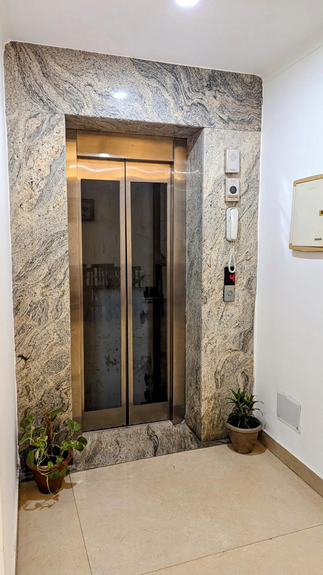 Hotel Moon Taj Near Yashobhoomi Convention Centre Delhi  Exterior photo